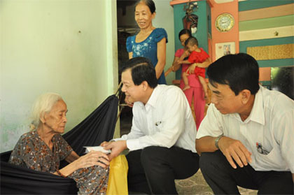 Deputy Secretary of the Provincial Party Committee Le Hong Quang visited and presented gift to Vietnamee Heroic Mother Tran Thi Ky in Phuoc Thanh commune of My Tho city.