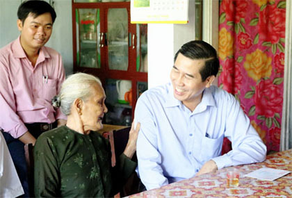   Chairman of the Provincial People’s Committee Le Van Huong visited and presented gift to Nguyen Thi Bay Don who was wife of martyr, in Dong Hoa commune of Chau Thanh district.