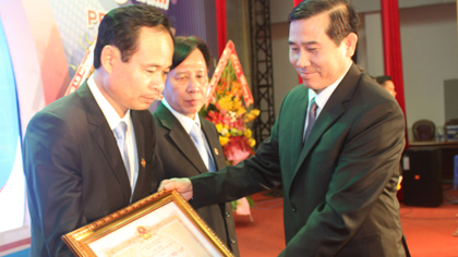 On the behalf of the Party, the State, Chairman of the Provincial People’s Committee Le Van Huong awarded the third class Independence Medal to Petrolimex Tien Giang.