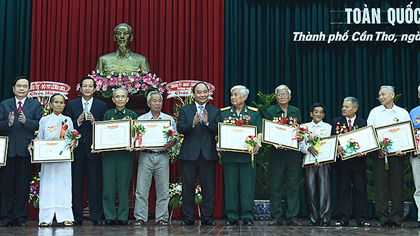 PM Nguyen Xuan Phuc presents certificates of merit to outstanding national contributors. (Credit: VGP)