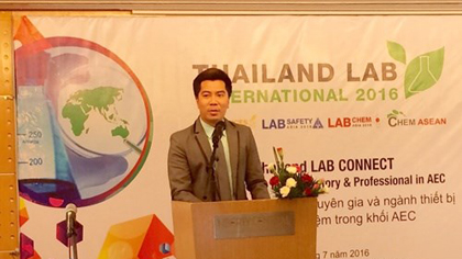 Anucha Parnpichate, VNU Exhibitions Asia Pacific's project manager, introduces the 2016 Thailand Lab International at a press conference in HCM City on July 21. (Photo: VNA)o