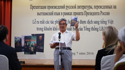 Translator Hoang Thuy Toan speaking at the introduction ceremony (Photo: hanoimoi.com.vn)