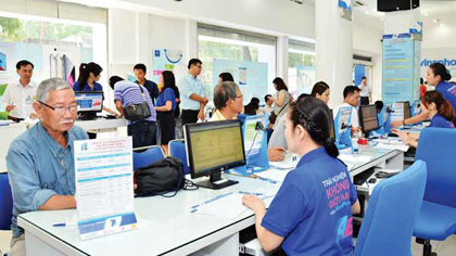 Customers register services at VNPT