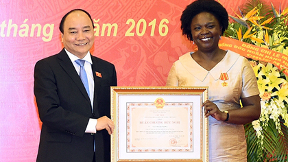 Prime Minister Nguyen Xuan Phuc (L) presents the Friendship Order to Regional Vice President for East Asia and the Pacific of the World Bank, Victoria Kwakwa (Photo: VGP)