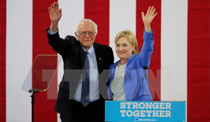 Bà Hillary Clinton và ông Bernie Sanders trong cuộc vận động tranh cử chung đầu tiên ở Portsmouth, tiểu bang New Hampshire, Mỹ ngày 12-7. Nguồn: EPA/TTXVN