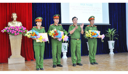 Đại tá Ngô Minh Vũ, Phó cục trưởng Cục C 90 (Tổng cục VIII - Bộ Công an) trao Bằng khen cho 3 cá nhân.