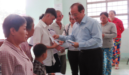 Ông Trần Thanh Đức, Phó Chủ tịch UBND tỉnh tặng quà cho nạn nhân da cam tại huyện Cai Lậy