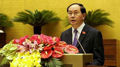 President Tran Dai Quang presents a proposal to the NA for the approval of a list of deputy chairpersons and members of the Council for National Defence and Security. (Credit: NDO)