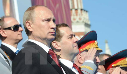  Tổng thống Nga Vladimir Putin (trái) và Thủ tướng Nga Dmitry Medvedev (thứ 2, trái) dự lễ kỷ niệm Ngày Chiến thắng ở Quảng trường Đỏ ngày 9-5. Nguồn: AFP/TTXVN