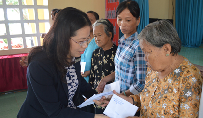 Bà Nguyễn Thị Tuyết tặng quà cho các gia đình chính sách xã Long Chánh, TX. Gò Công.