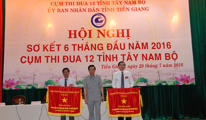 Được sự ủy nhiệm, ông Lê Hồng Quang, Ủy viên BCH Trung ương Đảng, Phó Bí thư Thường trực Tỉnh ủy Tiền Giang trao Cờ thi đua của Thủ tướng Chính phủ cho tỉnh Hậu Giang và Tiền Giang.