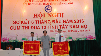  On behalf of the Prime Minister, Deputy Secretary of the Tien Giang provincial Party, member of the Party Central Committee Le Hong Quang presented the Emulation Flag to Tien Giang province and Hau Giang province.