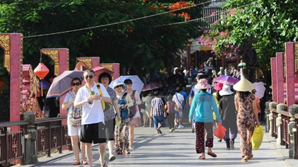 Visitors to Hoi An ancient town of Quang Nam province (Photo: VNA)