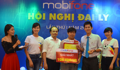 Ông Đặng Quốc Trung -Giám đốc Mobifone chi nhánh Tiền Giang và ông Dũng quyền Giám đốc Sở TT&TT trao giải nhất cho Đại lý.