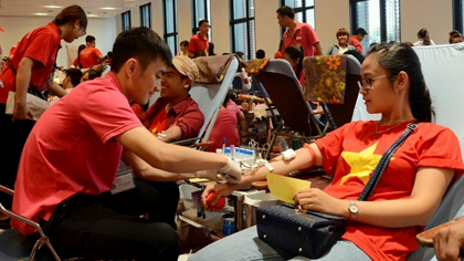 Donors giving blood at the Pink Drop Festival held at the Vietnam National Convention Centre in Hanoi on July 31. (Credit: NDO)