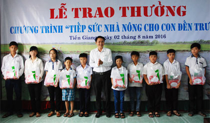 Đại diện Công ty GreenFeed trao thưởng cho các em.