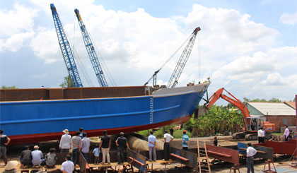 Hạ thủy tàu vỏ sắt 800 tấn.