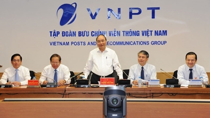 PM Nguyen Xuan Phuc speaking at the working session with VNPT Group