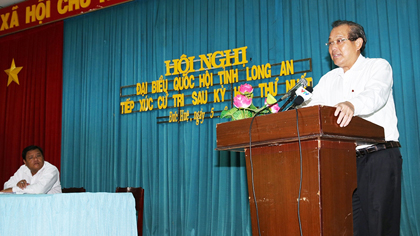 Deputy PM Truong Hoa Binh speaks at the meeting.