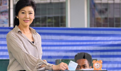 Cựu Thủ tướng Thái Lan Yingluck Shinawatra bỏ phiếu trong cuộc trưng cầu dân ý về dự thảo Hiến pháp ở thủ đô Bangkok ngày 7-8. Ảnh: EPA/TTXVN