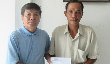 Đại diện Báo Ấp Bắc trao 3,5 triệu đồng cho anh Dũng.