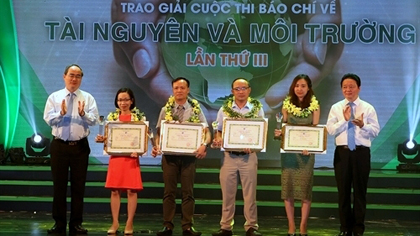 President of the Vietnam Fatherland Front Central Committee Nguyen Thien Nhan (first from left) and Minister of Natural Resources and Environment Tran Hong Ha (first from right) present awards to winners at the ceremony. (Credit: VNA)