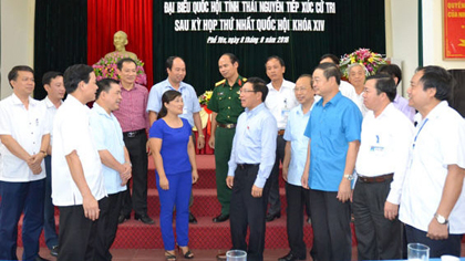 Deputy PM Pham Binh Minh talks with voters in Thai Nguyen. (Credit: baothainguyen.org.vn)