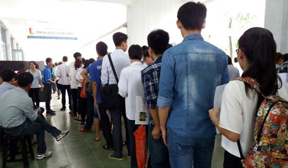 Thí sinh xếp hàng nộp hồ sơ tại Đại học Bách khoa Hà Nội. Ảnh: Phạm Mai/Vietnam+