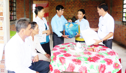 Thăm hỏi, tặng quà 1 gia đình bị nhiễm CĐDC trên địa bàn xã Điềm Hy, huyện Châu Thành.