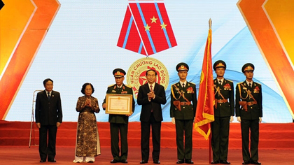 President Tran Dai Quang presents Labour Order, first class, to the Vietnam Association for Victims of AO/dioxin. (Credit: NDO)