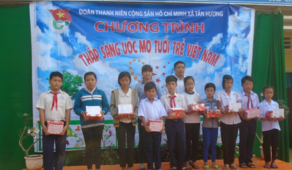 Ông Dương Bảo Toàn, Bí thư đảng uỷ xã và chị  Nguyễn Thị  Ngọc Thanh đại diện Cty Simone trao quà.