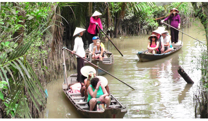 Khách tham quan cù lao Tân Phong bằng đò chèo du lịch.