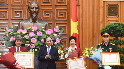 PM Nguyen Xuan Phuc receives the Vietnamese sports delegation at the Rio Olympics 2016 in Hanoi on August 16. (Credit: VGP)
