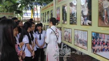 Visitors to the exhibition (Photo: VNA)