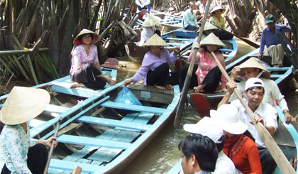 Thực tế hiện nay là lượng khách du lịch ngày càng đông nhưng thu nhập của người dân càng ít. Ảnh chụp tại Khu du lịch Thới Sơn. Ảnh: Mai Anh.