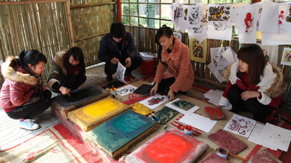 Youngsters try making Dong Ho folk paintings