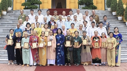 Vice President Dang Thi Ngoc Thinh and national contributors from Vinh Long province (Credit: VNA)