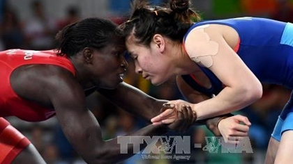 Nguyen Thi Lua (right) was defeated by Senegalese rival. (Credit: VNA)