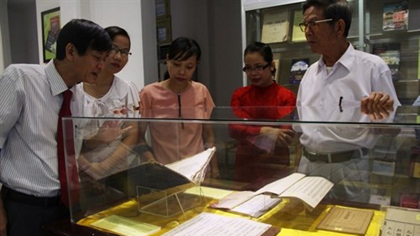 Hundreds of books on the culture, geology and history on the central city of Hue are on display (Source: baothuathienhue.vn)