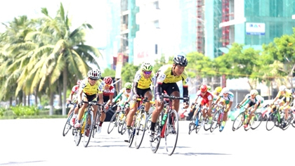 Cyclists enter the first race of the tournament after the opening ceremony (Photo: CPV)