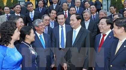 President Tran Dai Quang (3rd, R, Front) and overseas Vietnamese ambassadors and chief representatives abroad (Source: VNA)