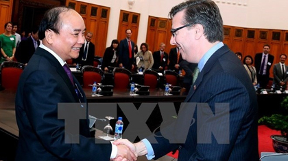 Prime Minister Nguyen Xuan Phuc (L) shakes hands with US-ABC President and CEO Alexander C Feldman (Photo: VNA)