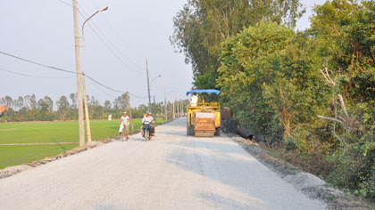 A rural road is being upgraded to become an asphalt road. Photo: Huu Chi