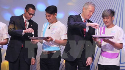 Participants at the launching ceremony are performing HIV self-testing (Source: VNA)