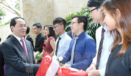 Các sinh viên Việt Nam tại Singapore chào đón Chủ tịch nước Trần Đại Quang và Phu nhân. Ảnh: Nhan Sáng/TTXVN