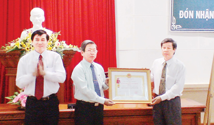 Nguyên lãnh đạo Sở TT-TT Tiền Giang đón nhận Huân chương Lao động Hạng  Ba.