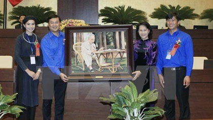 National Assembly Chairwoman Nguyen Thi Kim Ngan (second, right) presents a painting of late President Ho Chi Minh to representatives of the Youth Union (Photo: VNA)