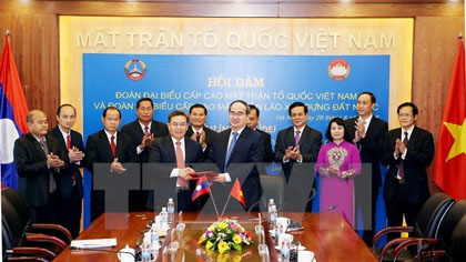President of the VFF Central Committee Nguyen Thien Nhan and LFNC Central Committee Saysomphone Phomvihane at the ceremony (Source: VNA)