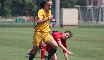 U16 Australia (áo vàng) là đội mạnh nhất tại bảng D vòng loại giải U16 nữ châu Á 2017. Ảnh: VFF