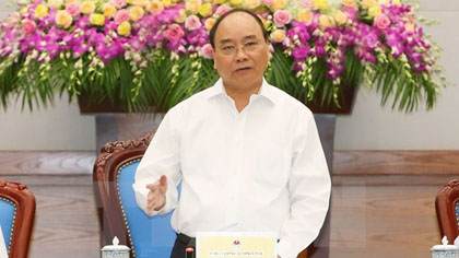 Prime Minister Nguyen Xuan Phuc speaks at the meeting. (Photo: VNA)